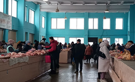 На базарі у Переяславі почали продавати свинину, а через мороз не винесли зелень: які ціни?