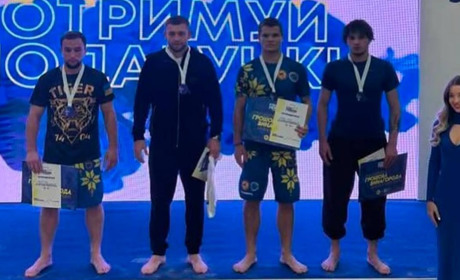 Борці з Південного здобули призові місця на Кубку України з пляжної боротьби