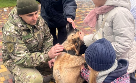 У П’ятихатках поліцейські та їхні родини відвідали сеанс терапії з собаками