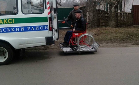 Петиція про соцтаксі для Берестина провалилась, але міськрада шукає варіанти, як його отримати