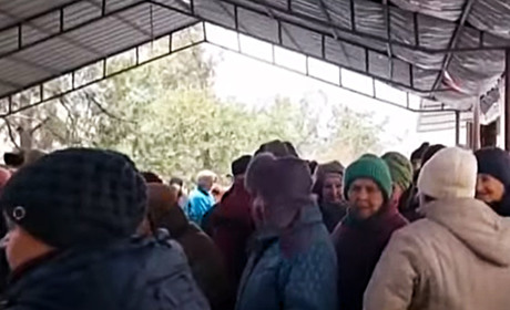 Юшка від Путіна. Пенсіонери окупованого Сіверськодонецька шикуються за гарячим супом у пакеті