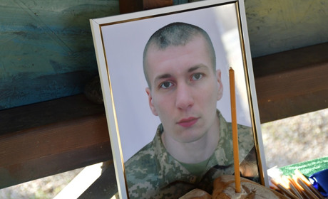 Нікополь попрощався з хоробрим захисником Віталієм Каражовим
