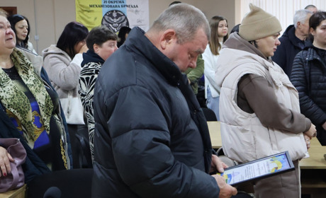 Родичі 26 загиблих південноукраїнців прийняли посвідчення про звання Почесного громадянина. Фото