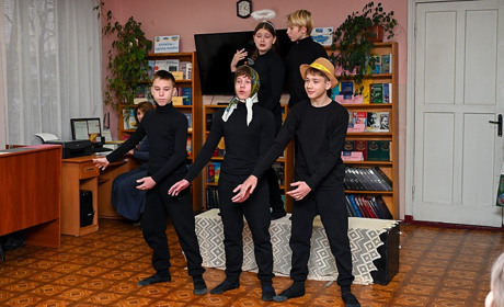 Вечір позитиву в центральній бібліотеці в Кагарлику: твори корифеїв у виконанні юних театралів