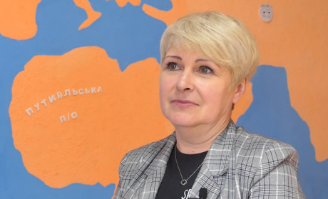 Допомогти кожному і кожній: як працює єдина перекладачка жестової мови в Шосткинському районі
