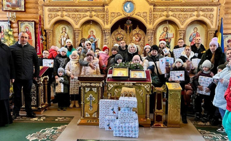 У Нікополі діти з інвалідністю отримали різдвяні подарунки