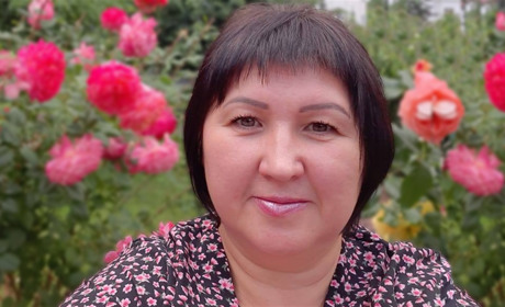 Переселенка з Гірського Оксана Діденко шиє одяг для ВПО та відправляє гуманітарку на фронт