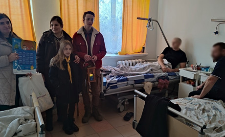 Захисникам, які проходять лікування у Старокостянтинівській лікарні, передали Вифлеємський Вогонь