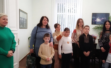 Глухівським дітям благодійники на Різдво надали освітні набори: що в них