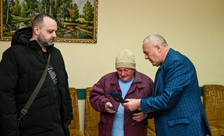 Відзнаку полеглого Героя Віталія Титаренка «Почесний громадянин Кагарличчини» вручили його матері