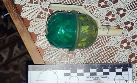 На Кременеччині жінка погрожувала сусідам підірвати гранату
