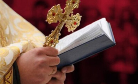 Уряд дозволив бронювати священників