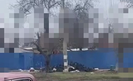 З двору приватної садиби в Берестині викидали речі на тротуар — що відомо
