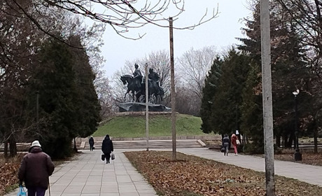 У Жовтих Водах зареєстрували петицію з закликом прибрати бетоні стовби в парку Слави