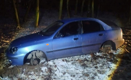 Поліцейські Старокостянтинова затримали двох 20-річних викрадачів авто
