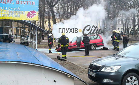У Глухові в центрі міста горіла автівка
