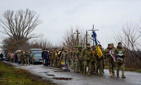 А небо зросило його останню дорогу слізьми: в Кагарлику поховали воїна-захисника Євгенія Родину