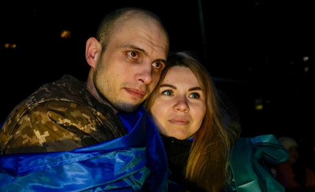 "Мамо, дякую, що ти врятувала тата": історія сім’ї морпіха з Бердянська, яка вірить у новорічне диво