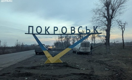 У прифронтовому Покровську за день відновили зруйновану стелу, викликавши обурення містян