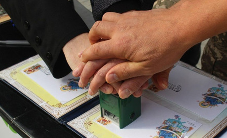 Захисники під Покровом Богородиці та Різдво: українці обрали найкращі марки 2024 року від Укрпошти