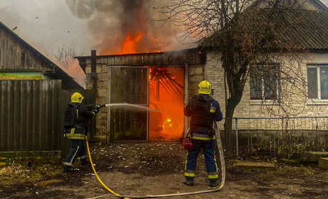 У Глухові горів гараж із авто всередині (ВІДЕО)