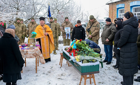 Пелюстками встелили дорогу: в Ставах поховали воїна Романа Притику. Він бив ворога на Харківщині