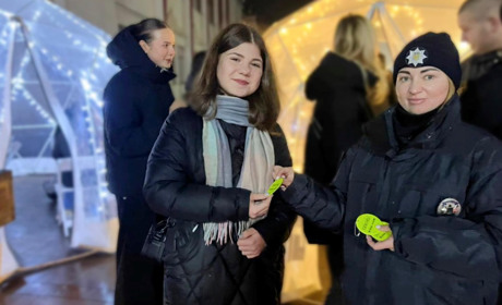 У Ніжині поліцейські продовжують інформувати населення про правила безпеки в темний час доби