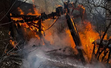 У Первомайську горіла господарча споруда — житловий будинок врятовано