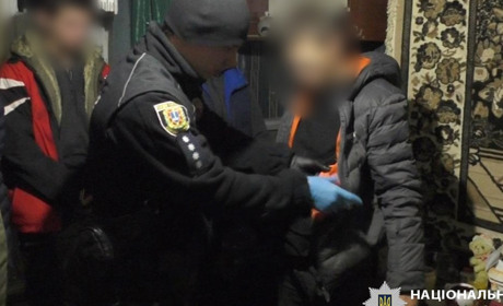 У Південному поліція викрила наркопритон у багатоквартирному будинку (ФОТО)