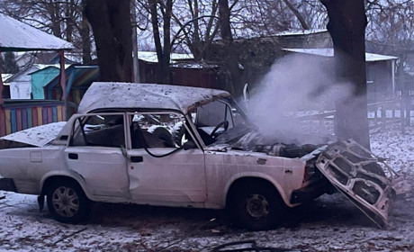 Військові рф на Сумщині атакували дронами поліцейський автомобіль