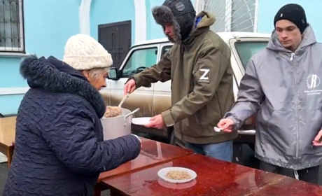 "Святкові" наїдки. На Луганщині окупанти похвалилися черговою роздачею каші парафіянам