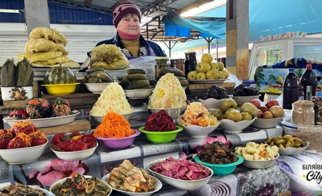 Ціни на ринку у Біляївці на початку року: овочі, фрукти, м'ясо, риба, молочка, соління. Фоторепортаж