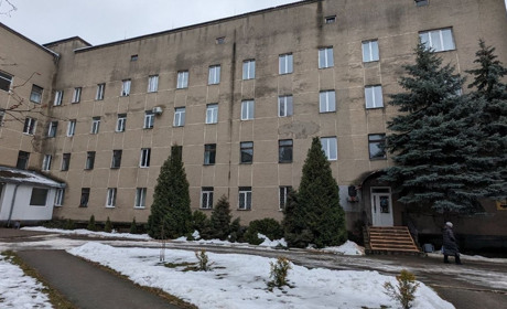 Вини не визнає: гендиректора Сарненської лікарні судитимуть через неякісні вікна