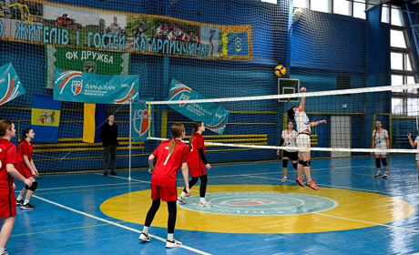 «Пліч-о-пліч» у Кагарлику: учнівські команди дівчат та команди хлопців змагалися із волейболу