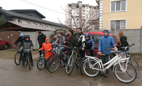 13 велосипедів для багатодітної родини. Чернігівські волонтери подарували радість дітям