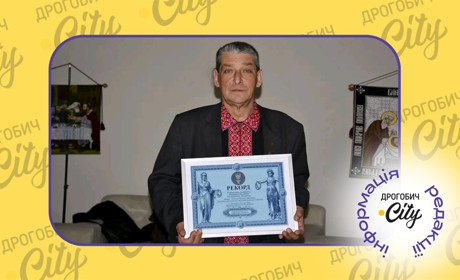 “Могли бути два рекорди”: Степан Бориславський увійшов у Книгу рекордів України за кількістю вишивок