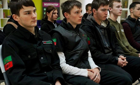 В окупованому Бердянську молодих людей вчать, як розпізнавати проукраїнські налаштованих однолітків