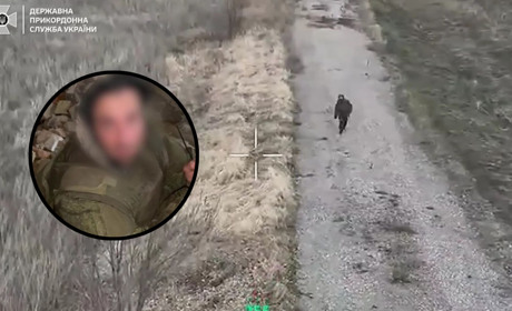 На Сумщині за допомогою безпілотника прикордонники взяли в полон військового рф (ВІДЕО)