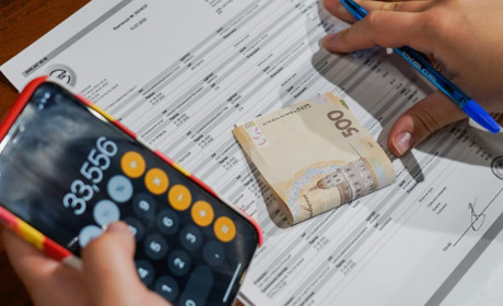 Тарифи, субсидії, пенсії з 1 лютого: хто отримає знижку на світло та нову допомогу для ВПО