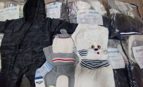 Допомога для херсонців: теплі комплекти одягу для немовлят від USAID у січні 2025 року