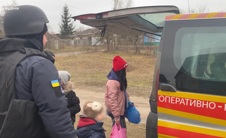 На Шосткинщині рятувальники евакуювали з прикордонної зони чотирьох дітей та їхню матір