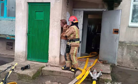 Пожежа в Жовтих Водах: рятувальники евакуювали жінку з опіками обличчя