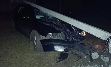 У Корюківці п’яний водій на автомобілі «Skoda» врізався у стовпа