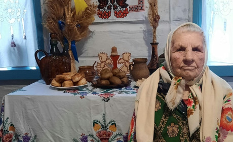 «Такі люди — наш скарб»: у 93 роки жителька Березівської громади виконує давні українські пісні
