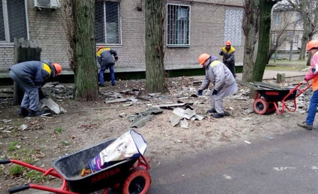 Комунальники Нікополя підтримують порядок у місті попри постійні обстріли