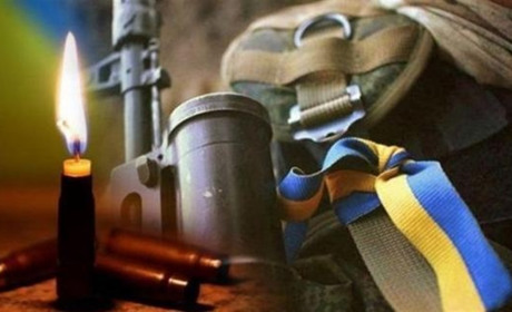 Біль, сум, сльози: у Старокостянтинові попрощаються із Героєм російсько-української війни