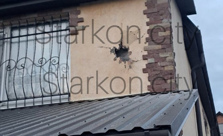 Ворожим обстрілом у Старокостянтинові пошкоджено стіну приватного будинку