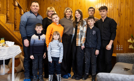 Багатодітна родина Ханіних отримала ключі від нового будинку