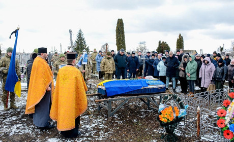 Загинув, боронячи Батьківщину: у Кагарлику провели в останню путь воїна Віталія Борозенця
