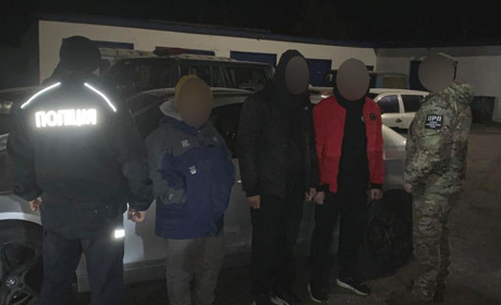 Трансфер за кордон — пʼять тисяч доларів: у Сарненському районі затримали трьох «ділків»